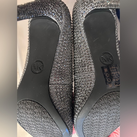Michael Kors Dorothy Silver Crystal Embellished Pointed-Toe Pumps size 9 NWT - Picture 13 of 14